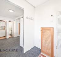 Na predaj 3-izb.rod.dom s dvojgarážou,Vojka nad Dunajom - Interiér rodinného domu s kuchyňou, kúpeľňou, chladničkou a sušiakom na stenu.