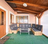 Na predaj 3-izb.rod.dom s dvojgarážou,Vojka nad Dunajom - Krytá terasa rodinného domu s pohodlným sedením a dreveným stropom.