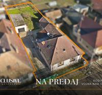 Na predaj 3-izb.rod.dom s dvojgarážou,Vojka nad Dunajom - Letecký pohľad na rodinný dom vo Vojke nad Dunajom, obklopený dvorom a garážou.