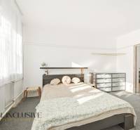 Na predaj 3-izb.rod.dom s dvojgarážou,Vojka nad Dunajom - Svetlá spálňa v rodinnom dome s posteľou, komodou a pracovňou.