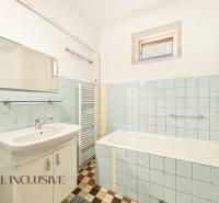 Na predaj 3-izb.rod.dom s dvojgarážou,Vojka nad Dunajom - Kúpeľňa s vaňou, umývadlom a svetlomodrými dlaždicami v rodinnom dome.