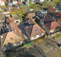 Na predaj 3-izb.rod.dom s dvojgarážou,Vojka nad Dunajom - Rodinný dom vo Vojke nad Dunajom s dvorom a garážou, zvýraznený oranžovou čiarou.