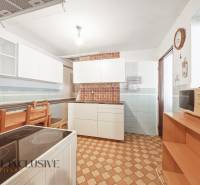 Na predaj 3-izb.rod.dom s dvojgarážou,Vojka nad Dunajom - Kuchyňa v rodinnom dome s jednoduchou výbavou a vzorovanou podlahou.