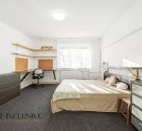 Na predaj 3-izb.rod.dom s dvojgarážou,Vojka nad Dunajom - Svetlá spálňa s posteľou a pracovným stolom v rodinnom dome.