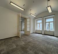 Reprezentatívne priestory na prenájom, Mlynská, Košice - Staré mesto - Kancelárie s presvetleným interiérom, veľkými oknami a podlahou v Košiciach na Mlynskej.