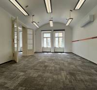 Reprezentatívne priestory na prenájom, Mlynská, Košice - Staré mesto - Kancelárie s kobercom, osvetlením a klimatizáciou, otvorené dvere vedúce do ďalšej miestnosti.