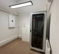 Reprezentatívne priestory na prenájom, Mlynská, Košice - Staré mesto - Serverová skriňa a osvetlenie v kancelárii.