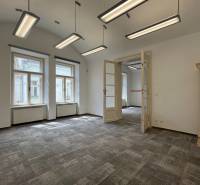 Reprezentatívne priestory na prenájom, Mlynská, Košice - Staré mesto - Priestranné kancelárie s vysokým stropom, kobercovým obložením a historickými kachľami.