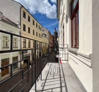 Reprezentatívne priestory na prenájom, Mlynská, Košice - Staré mesto - Ulica Mlynská v Košiciach - mestská časť Staré Mesto, pohľad z kancelárie.