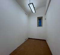 Reprezentatívne priestory na prenájom, Mlynská, Košice - Staré mesto - Dlhá úzka miestnosť s bielymi stenami a malým oknom, kancelárie.