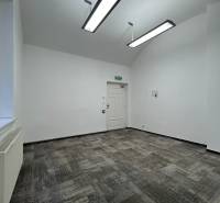 Reprezentatívne priestory na prenájom, Mlynská, Košice - Staré mesto - Prázdna kancelária s bielymi stenami a sivým kobercom.