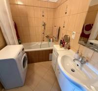 3 izbový byt s balkónom Topoľčany  - Kúpeľňa so sprchou a vaňou v 3-izbovom byte, s práčkou a umývadlom.