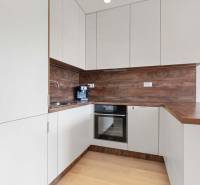 | Krásny a moderný 2-izbový byt | 51,50m² | - Kuchynská linka s dreveným dekorom a vstavanými spotrebičmi v 2-izbovom byte.