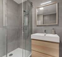 | Krásny a moderný 2-izbový byt | 51,50m² | - Kúpeľňa s preskleným sprchovým kútom a umývadlom v 2-izbovom byte.