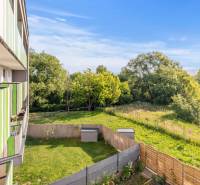 | Krásny a moderný 2-izbový byt | 51,50m² | - Balkón 2-izbového bytu v Bratislave - Záhorská Bystrica na Kunovskej ulici s výhľadom na zeleň.