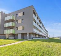 | Krásny a moderný 2-izbový byt | 51,50m² | - Bytový dom na Kunovskej ulici v Bratislave - Záhorskej Bystrici s balkónmi.