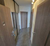 Prenájom, 1,5i Terasa, Kežmarská, zariadený - Chodba v 2-izbovom byte s dlažbou a vstavanou skriňou so zrkadlovými dverami.