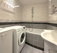 Prenájom, 1,5i Terasa, Kežmarská, zariadený - Kúpeľňa s vaňou, práčkou a dlažbou v 2-izbovom byte.