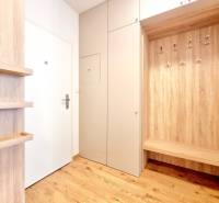 Posledný investičný krásny 2-izbový byt | 62 m² | RÍNOK RAČA - Predsieň so vstavanými skrinkami a vešiakmi, podlaha s dreveným dekorom v 2-izbovom byte.
