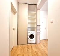 Posledný investičný krásny 2-izbový byt | 62 m² | RÍNOK RAČA - 2-izbový byt s práčkou v zabudovanom skrini, podlaha s dreveným dekorom.