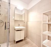 Posledný investičný krásny 2-izbový byt | 62 m² | RÍNOK RAČA - Kúpeľňa v 2-izbovom byte s moderným sprchovým kútom a bielym nábytkom.