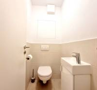 Posledný investičný krásny 2-izbový byt | 62 m² | RÍNOK RAČA - Kúpeľňa s podlahou, umývadlom a toaletou v 2-izbovom byte.