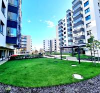 Posledný investičný krásny 2-izbový byt | 55 m² | RÍNOK RAČA - Rezidenčná zóna so zeleňou na ulici Františka Kubu, Bratislava - Rača, obklopujúca 3-izbové byty.