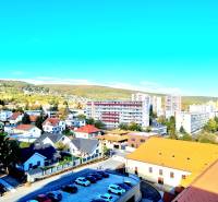 Posledný investičný krásny 2-izbový byt | 55 m² | RÍNOK RAČA - Pohľad na mestskú časť Bratislava - Rača z ulice Františka Kubu, okolie s bytovými domami.