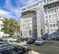 Dvojkancelária 61m2, Gajova ul., Staré Mesto - Parkovisko pri kanceláriách na Gajovej ulici v Bratislave - Starom Meste.