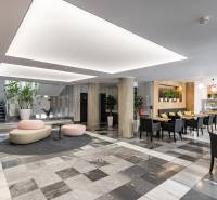 Dvojkancelária 61m2, Gajova ul., Staré Mesto - Kancelárie s čierno-bielou podlahou, stĺpmi, sedením a kaviarňou v interiéri.