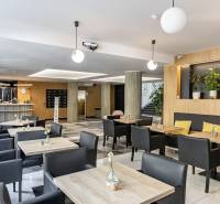 Dvojkancelária 61m2, Gajova ul., Staré Mesto - Kancelárie s podlahou s dreveným dekorom, stolmi, čiernymi stoličkami a rastlinami v Bratislave.