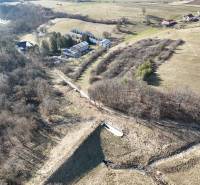 Predaj , slnečné pozemky nad Krupinou , Tepličky - Letecký pohľad na pozemky pre bývanie v okolí Krupiny s prírodnou scenériou.