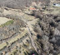 Predaj , slnečné pozemky nad Krupinou , Tepličky - Pozemky - bývanie v Krupine blízko lesa s vidieckou krajinou a trávnatými plochami.