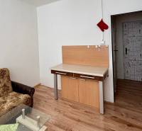 Predaj garsónky – Tlmače, Lipník- ihneď voľná (MK-3) - Garsónka s pohovkou, skleneným stolíkom a podlahou s dreveným dekorom.