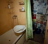 Predaj garsónky – Tlmače, Lipník- ihneď voľná (MK-3) - Kúpeľňa s vaňou a zeleným závesom v garsónke.