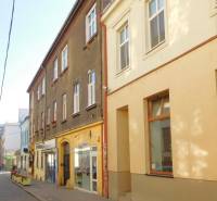 Predaj - štýlový 2i byt  v srdci Starého Mesta - Marianska, BA - Ulica Mariánska v Bratislave - Starom Meste s historickými budovami a autami popri ceste.