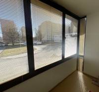 PREŠOV-3 IZBOVÝ BYT,LODŽIA,67m2,SÍDLISKO III.,MATICE SLOVENSKEJ - Zasklený balkón v 3-izbovom byte na ulici Matice Slovenskej, Prešov, s výhľadom na parkovisko.