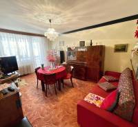 PREŠOV-3 IZBOVÝ BYT,LODŽIA,67m2,SÍDLISKO III.,MATICE SLOVENSKEJ - Obývačka v 3-izbovom byte s kobercovým povrchom a dreveným nábytkom.