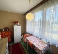 PREŠOV-3 IZBOVÝ BYT,LODŽIA,67m2,SÍDLISKO III.,MATICE SLOVENSKEJ - Kuchyňa v 3-izbovom byte s jedálenským stolom a veľkým oknom.