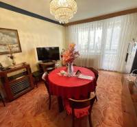 PREŠOV-3 IZBOVÝ BYT,LODŽIA,67m2,SÍDLISKO III.,MATICE SLOVENSKEJ - Jedálenská časť v 3-izbovom byte s červeným obrusom a veľkými oknami.