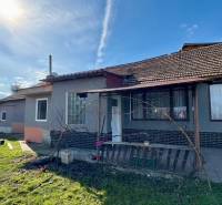 Útulný rodinný dom v tichej lokalite Mýtnych Ludán (MK-4) - Rodinný dom v Mýtnych Ludanoch s udržiavanou záhradou a slnečnou terasou.