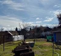 Útulný rodinný dom v tichej lokalite Mýtnych Ludán (MK-4) - Záhrada s pokoseným trávnikom a drevom v areáli rodinného domu v Mýtnych Ludanoch.