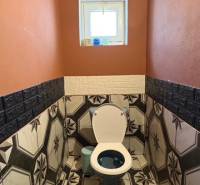 Útulný rodinný dom v tichej lokalite Mýtnych Ludán (MK-4) - Kúpeľňa v rodinnom dome s výrazným geometrickým obkladom a oranžovými stenami.