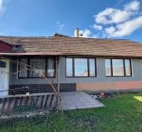 Útulný rodinný dom v tichej lokalite Mýtnych Ludán (MK-4) - Rodinný dom v Mýtnych Ludanoch s dvorom, terasou a šedou fasádou.