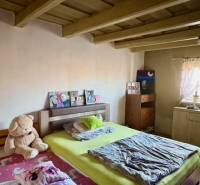 Útulný rodinný dom v tichej lokalite Mýtnych Ludán (MK-4) - Spálňa v rodinnom dome s dreveným stropom, posteľou a plyšovým medveďom.