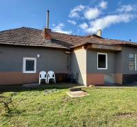 Útulný rodinný dom v tichej lokalite Mýtnych Ludán (MK-4) - Rodinný dom v Mýtnych Ludanoch s priestrannou záhradou pod jasným modrým nebom.