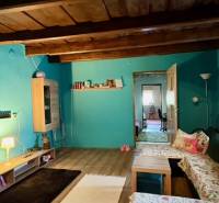 Útulný rodinný dom v tichej lokalite Mýtnych Ludán (MK-4) - Izba v rodinnom dome s podlahou s dreveným dekorom a pohodlnými pohovkami.