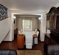 Luxusný rodinný dom s bazénom a dvojgarážou v Komárne - Jedáleň s dreveným nábytkom a podlahou s dreveným dekorom v rodinnom dome.