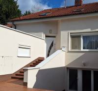 Luxusný rodinný dom s bazénom a dvojgarážou v Komárne - Rodinný dom v Komárne s bielou fasádou a červenou strechou.