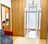 REZERVOVANÉ Na prenájom 3 izbový byt, 73 m2, Bratislava, Zochova - Chodba v 3-izbovom byte s podlahou s dreveným dekorom a úložnými skriňami.